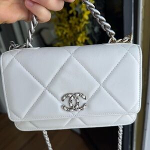 CHANEL White Quilted Crossbody Bag with Silver Chain